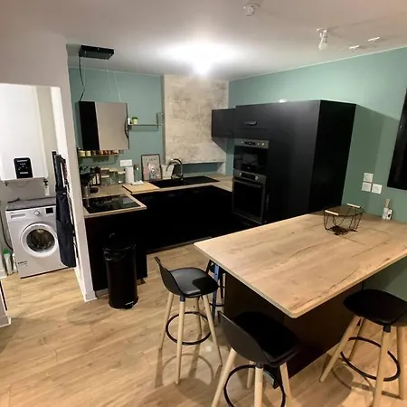 Hello #2 By Melrose Apartment